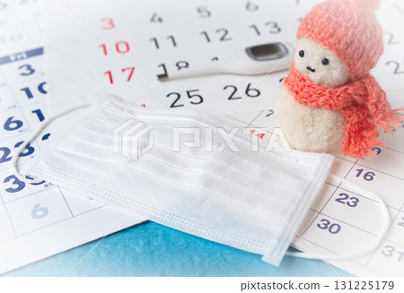 Winter infection control with mask, influenza prevention, new coronavirus control, simultaneous epidemic, health management 131225179