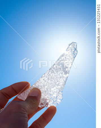 美麗的薄冰冬日風景 131225431