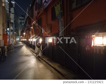 雨中的街角夜景 131225921