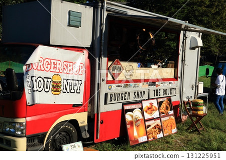 A popular kitchen car, a kitchen car in a tourist spot, lunch at an event venue A popular kitchen car, a kitchen car in a tourist spot, lunch at an event venue 131225951