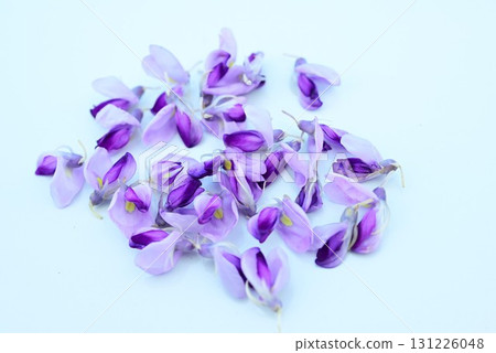 Kudzu flowers, kudzu, the seven autumn herbs, and roots are ingredients and herbal medicines 131226048