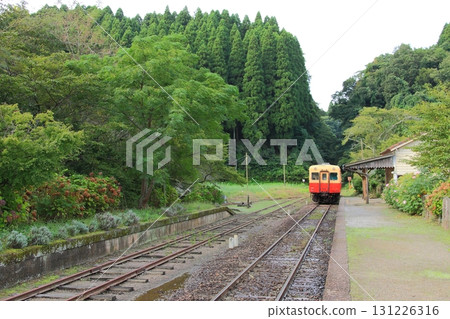 Kiha 200 leaving Tsukizaki Station surrounded by greenery 131226316