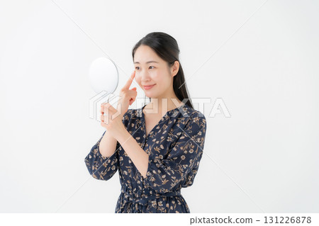 Woman looking in the mirror 131226878