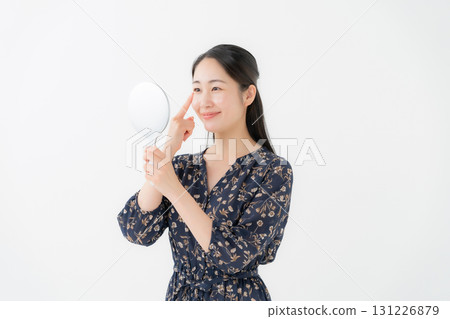 Woman looking in the mirror 131226879