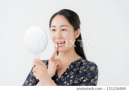 女人照鏡子牙科 131226890