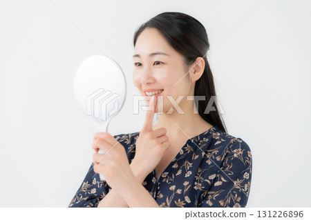 女人照鏡子牙科 131226896