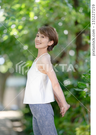 戶外瑜珈女人 131227159