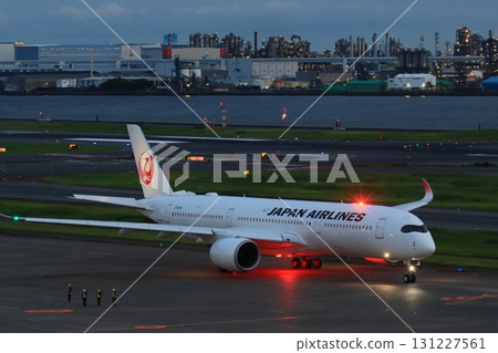 夜晚的羽田機場，一架客機飛往夜間航班 131227561