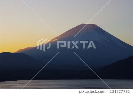 冬日的太陽從精進湖升起時的富士山 冬日的太陽從精進湖升起時的富士山 131227781