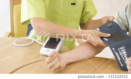 亞洲老年男子測量血壓 131228352