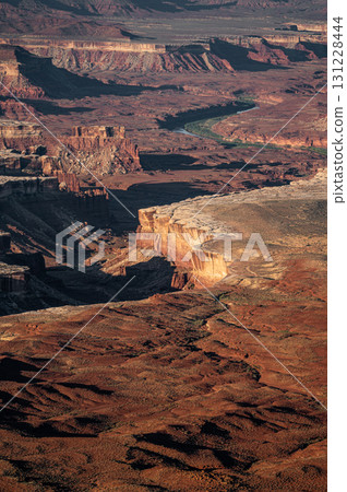 The Green River cuts its way through the landscape in Canyonlands National Park, Utah, USA 131228444