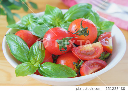 迷你番茄和羅勒 迷你番茄和羅勒 131228488