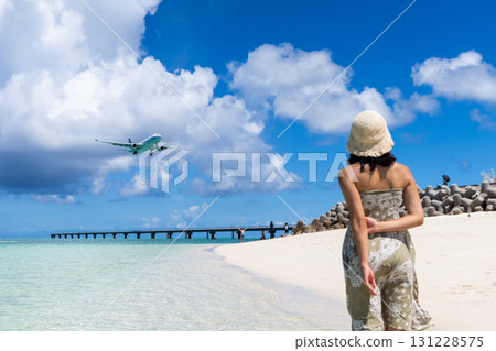 【熱帶度假村】一架客機和一名年輕女子降落在17 End的美麗海灘上 131228575