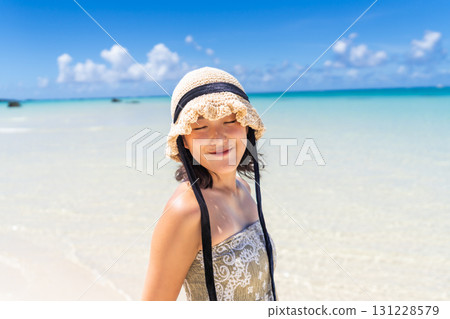 [Tropical resort] Blue sky, endless beautiful beach and young woman 131228579