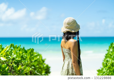 一位年輕女子站在美麗的海灘上（無臉） 131228666