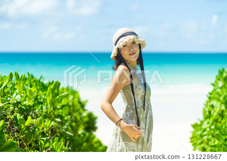 年輕女子在藍色的大海中擺姿勢 131228667