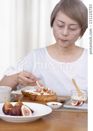老年婦女早餐吃麵包，注意力不集中 131228783