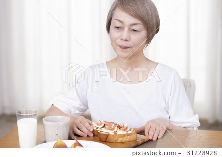 老年婦女早餐吃麵包 131228928