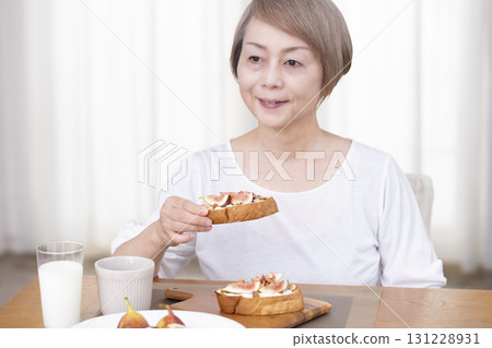 老年婦女早餐吃麵包 131228931