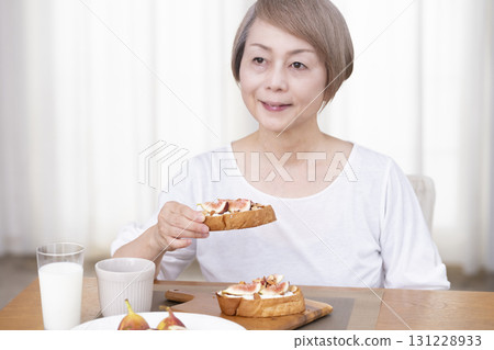 老年婦女早餐吃麵包 131228933