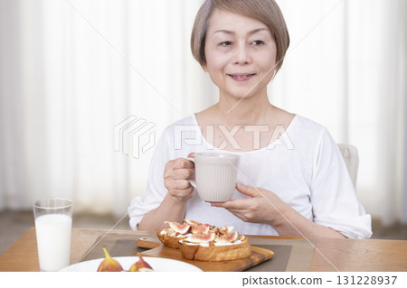 老年婦女早餐吃麵包 131228937