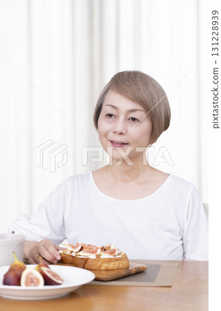 老年婦女早餐吃麵包 131228939