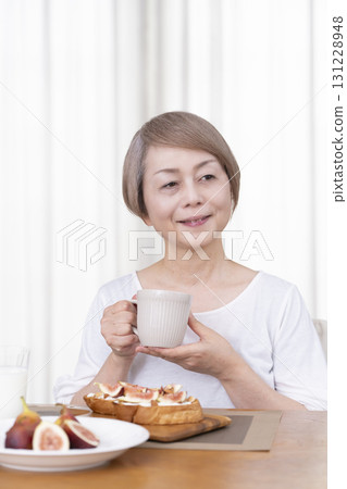 老年婦女早餐吃麵包 老年婦女早餐吃麵包 131228948