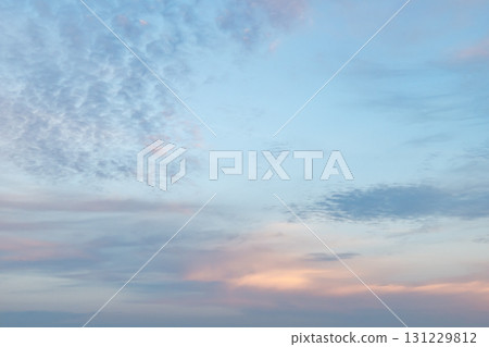 藍天景觀與積雲和晚霞 a-5 柔和色調 藍天景觀與積雲和晚霞 a-5 柔和色調 131229812