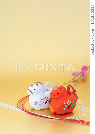 馬年新年材料 金色背面的水引和紅白馬 馬年新年材料 金色背面的水引和紅白馬 131230335