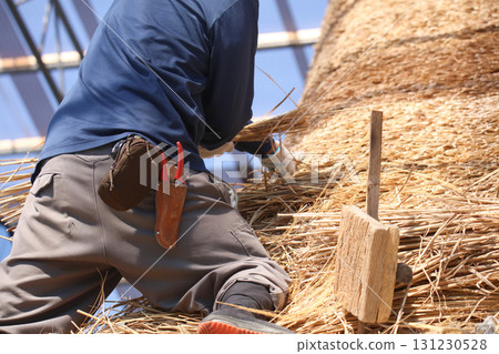 工匠正在修整茅草屋頂 131230528