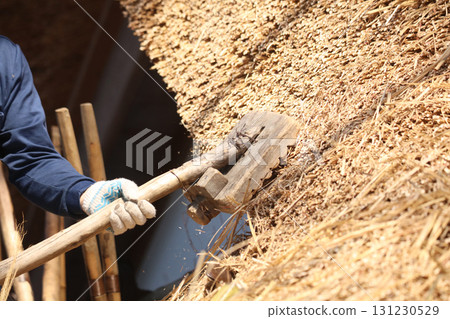 工匠正在修整茅草屋頂 131230529