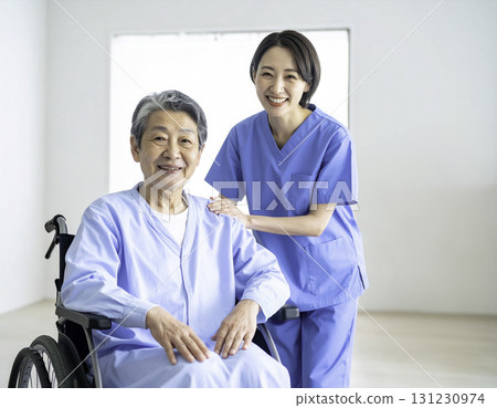 Care worker who is close to the elderly Care worker who is close to the elderly 131230974