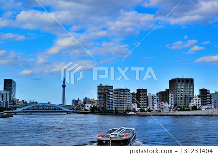 從中央橋看東京隅田川永代大橋和晴空塔 從中央橋看東京隅田川永代大橋和晴空塔 131231404
