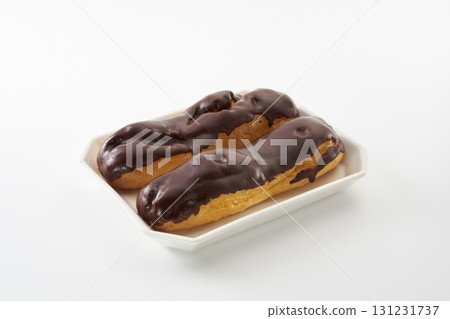 Eclair au chocolat: the image of French confectionery 131231737