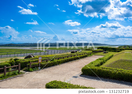 從岡山縣岡山市北區虹大寺自然林運動場眺望初秋的岡山桃太郎機場2號跑道 131232719