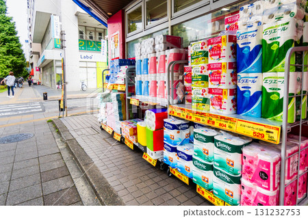 超市商品在人行道上排成一排 131232753