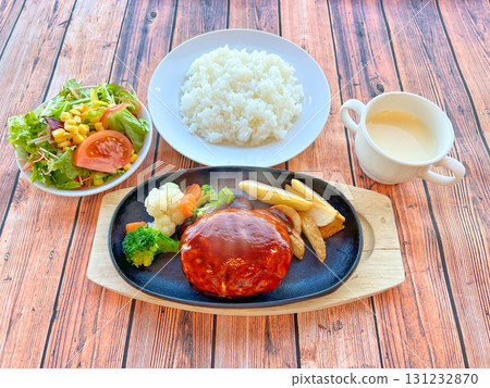 Hamburger lunch 131232870