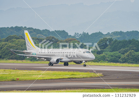 一架飛機在牧之原市（靜岡縣）富士山靜岡機場的跑道上行駛 131232929