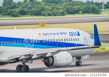 一架飛機在牧之原市（靜岡縣）富士山靜岡機場的跑道上行駛 131233149