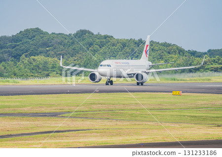 一架飛機在牧之原市（靜岡縣）富士山靜岡機場的跑道上行駛 131233186