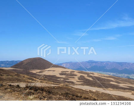 阿蘇季節：焚燒後的久米塚週邊（熊本縣） 131234108