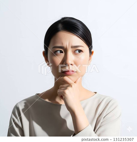 認為用她的在下巴的手的婦女 131235307