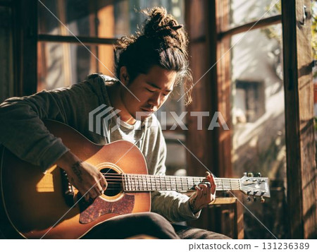 一個男人彈吉他的嚴肅表情 131236389