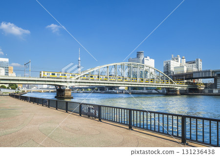 東京城市景觀：從隅田川眺望晴空塔和總武線列車 [東京都台東區 - 隅田區] 131236438