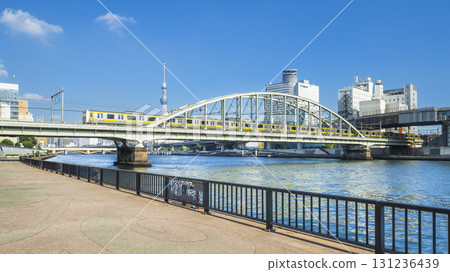 東京城市景觀：從隅田川眺望晴空塔和總武線列車 [東京都台東區 - 隅田區] 131236439