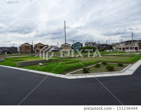 Residential area with vacant lots (housing subdivision) 131236494