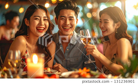 人們手裡拿著一杯葡萄酒享受晚宴 人們手裡拿著一杯葡萄酒享受晚宴 131236901