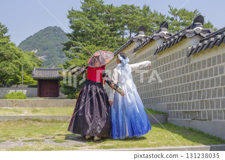 兩名身著韓服的日本女性 131238035