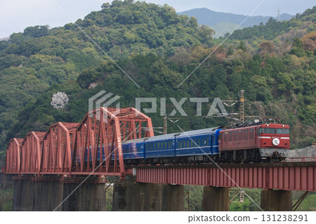 臥舖特快「隼號」（JR九州）穿越球磨川大橋 131238291