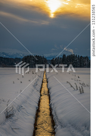 夕陽染紅的水道 131238565